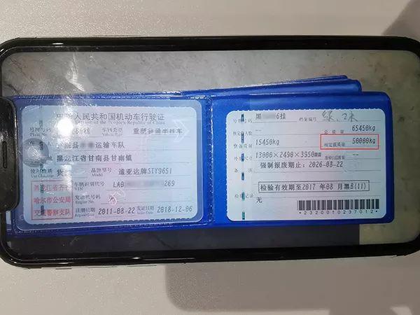 震惊！半挂车为躲追查侧翻 执法车未施救引众怒，真相究竟如何？