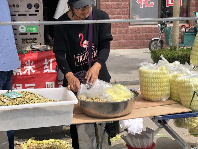 "90后夫妻街头卖艺"引热议：他们为何放弃高薪选择自由人生？