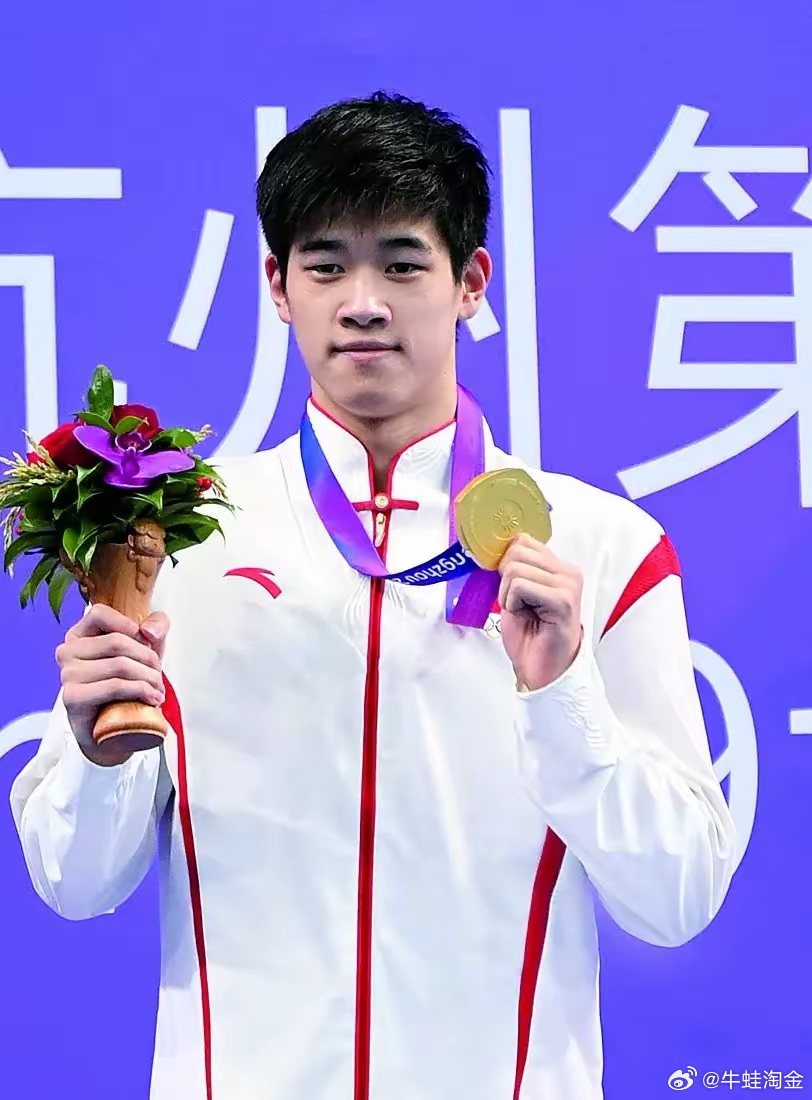 震撼！潘展乐获得50米自由泳冠军，背后隐藏着怎样的逆袭故事？