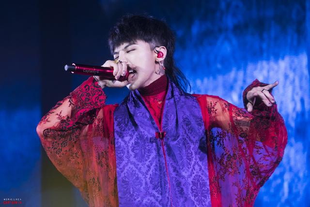 陈奕迅演唱会突发状况！爆咳不止仍坚持演出，连连挥手示意没事引粉丝心疼