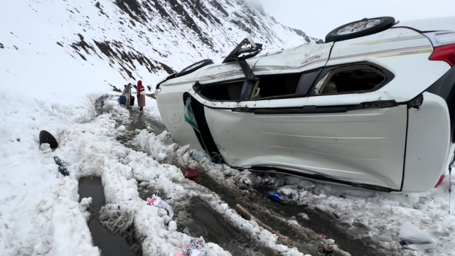 惊魂一刻！6名老人四川雪山自驾翻车1死1伤，老年自驾游安全引深思