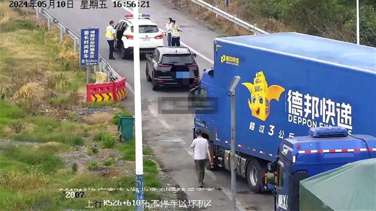 震惊！半挂车为躲追查侧翻 执法车未施救引众怒，真相究竟如何？