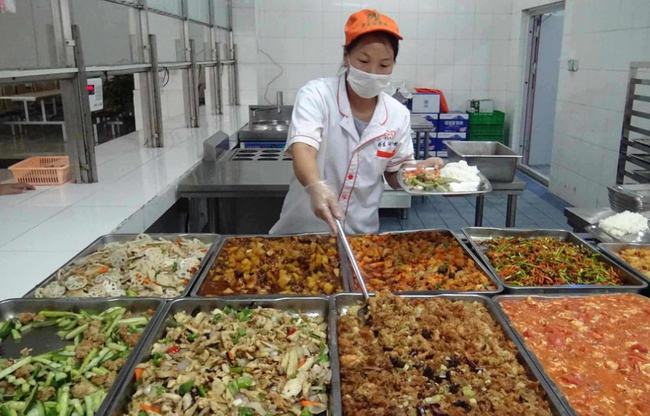 震惊！学校食堂绞肉机现活蛆 校长被停职，食品安全再敲警钟！