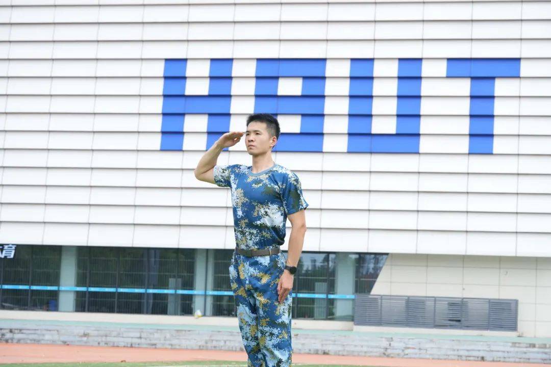 "惊艳全网！被两百万网友严选的新生军训服到底有何魔力？"
