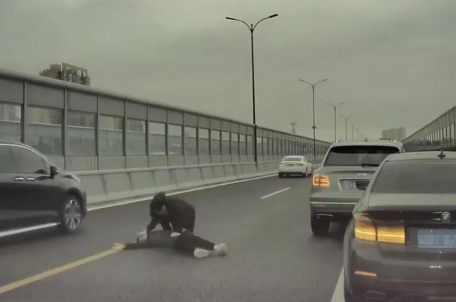 震惊！未成年开宝马撞百万豪车？交警回应引热议，真相究竟如何？