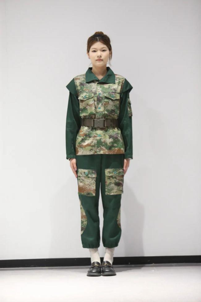 300万人选出最丑军训服 新生：天塌了！网友炸锅：这审美谁定的？