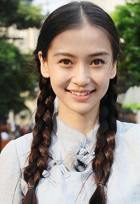 惊艳！赵丽颖粉色双马尾造型引爆全网，少女感爆棚的秘密在这里！