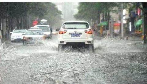 惊险！武汉一汽车暴雨中“吃井盖”，车主如何应对突发险情？