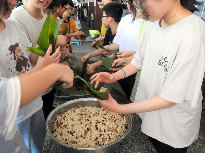 震惊！11岁小男孩展示超熟练包粽子，网友直呼"天才少年"！
