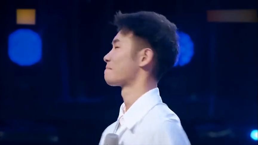 何炅宣布林志炫淘汰后眼眶红了！泪洒舞台背后隐藏了什么？
