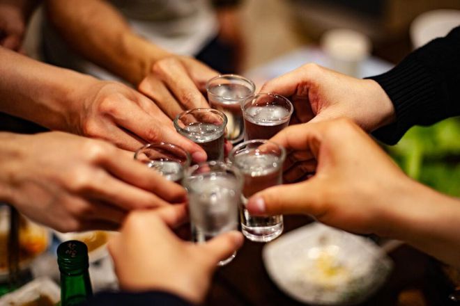 震惊！女生喝完酒第二天全身疼调监控傻眼，真相令人不寒而栗！