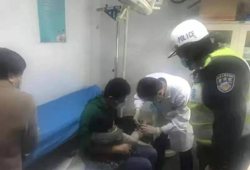 震惊！下班高峰持刀伤17人事件全解析：凶手动机成谜，市民安全如何保障？