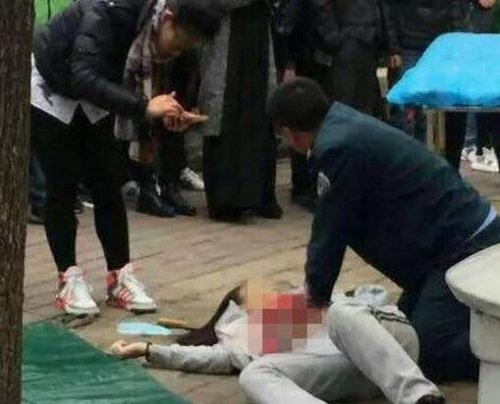 震惊！女子家中被捅10刀身亡案件将开庭，凶手身份成谜！
