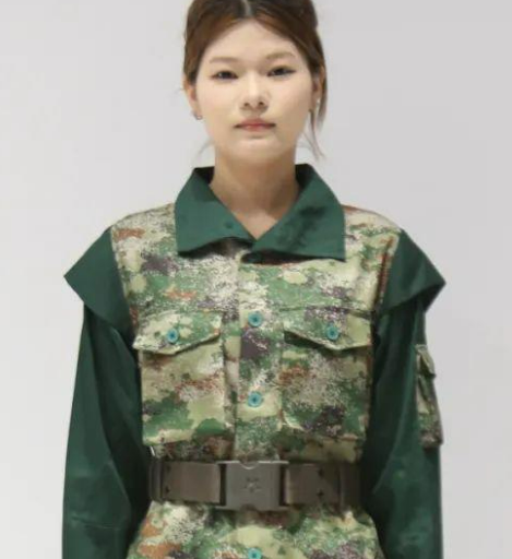 "300万人选出最丑军训服 新生:天塌了"！网友炸锅：这设计太离谱！