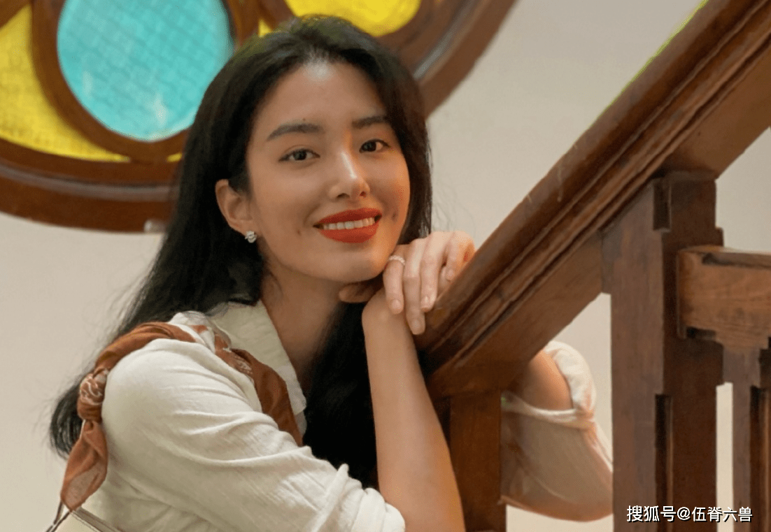 杨采钰新恋情疑曝光！甜蜜约会照引全网热议，男方身份成谜