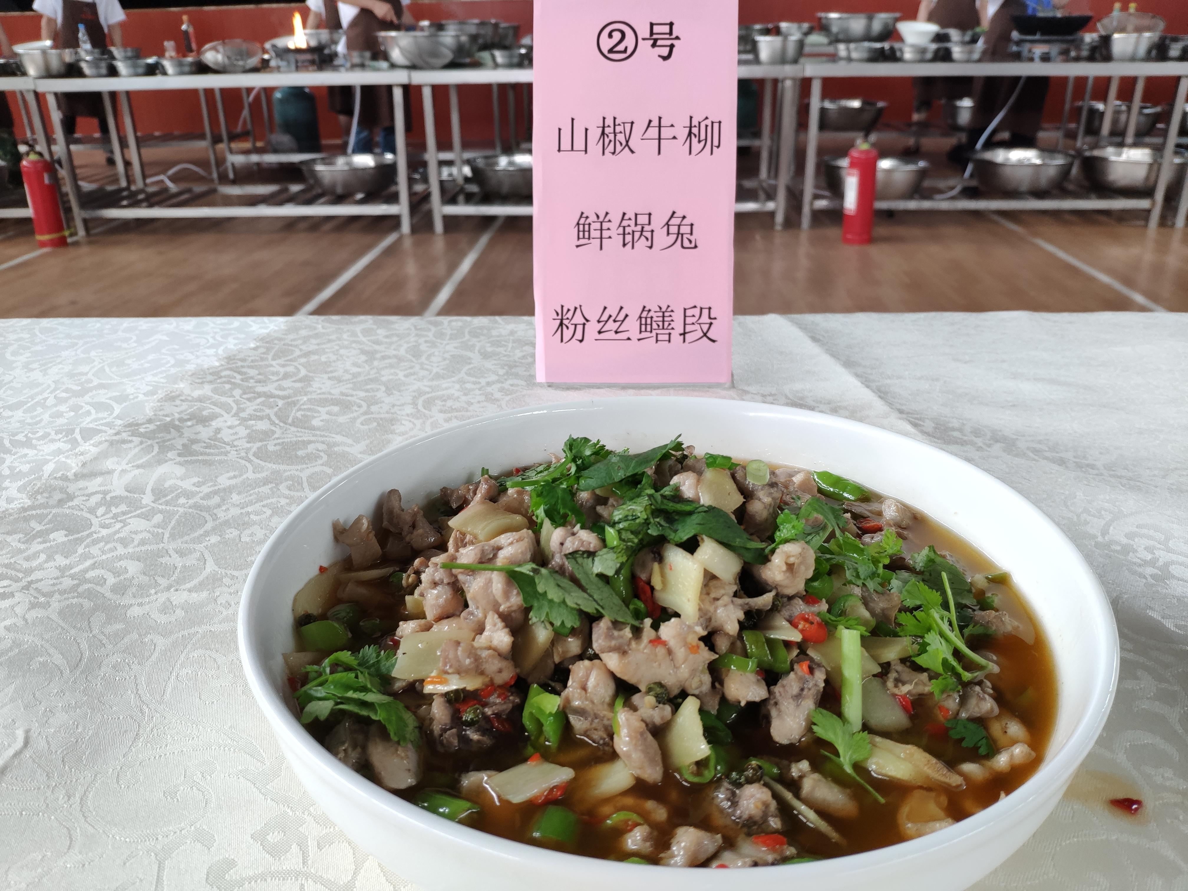 "校长亲自干食堂 感慨:比外包难太多"：一场关于校园餐饮的深度反思