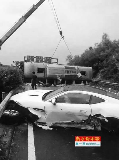 惊魂瞬间！客车撞树侧翻3死4伤，事故背后隐藏哪些安全隐患？