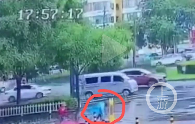 痛心！儿童疑触碰路灯电桩身亡 有电击痕迹，公共安全再敲警钟！
