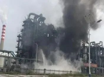震惊！航拍山东化工厂爆炸：升起大量浓烟，现场触目惊心！