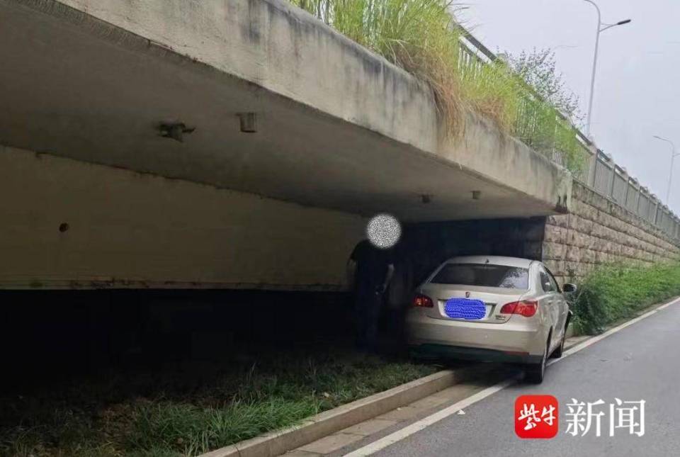 惊魂瞬间！男子驾车冲进室内撞柱，现场画面曝光引热议