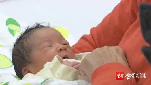 奇迹诞生！贵州58岁产妇顺利产下一名男婴，高龄产子的背后故事令人动容