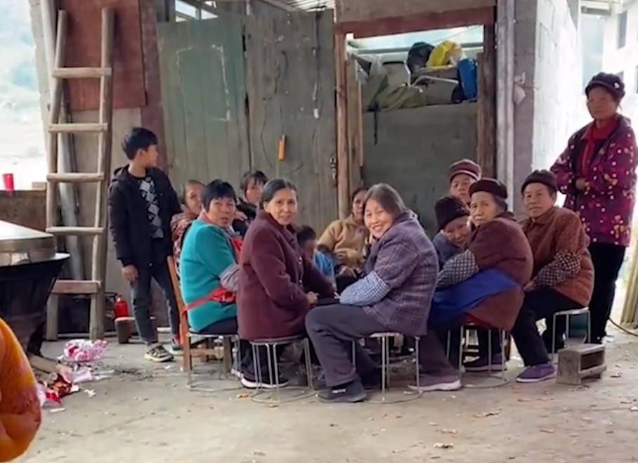 "忍无可忍！大妈常年打鼓扰民 多方回应引发热议，居民：谁来管管？"