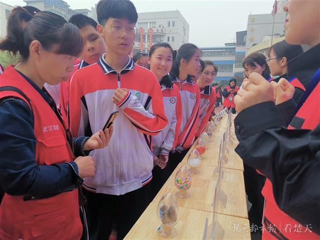 震惊！53岁男子诱骗近百名中小学女生，家长必看防范指南
