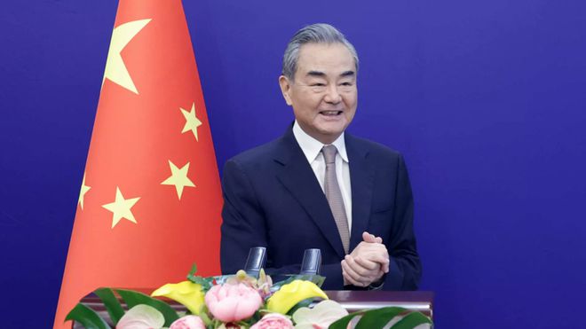 震撼现场！王毅抵达香港在车内向众人挥手，传递何种信号？