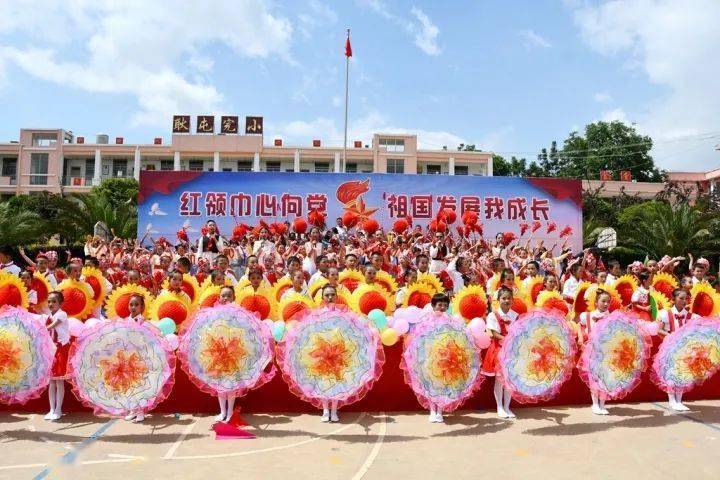 震惊！街道办回应六一演出观众席老师打伞事件，真相究竟如何？