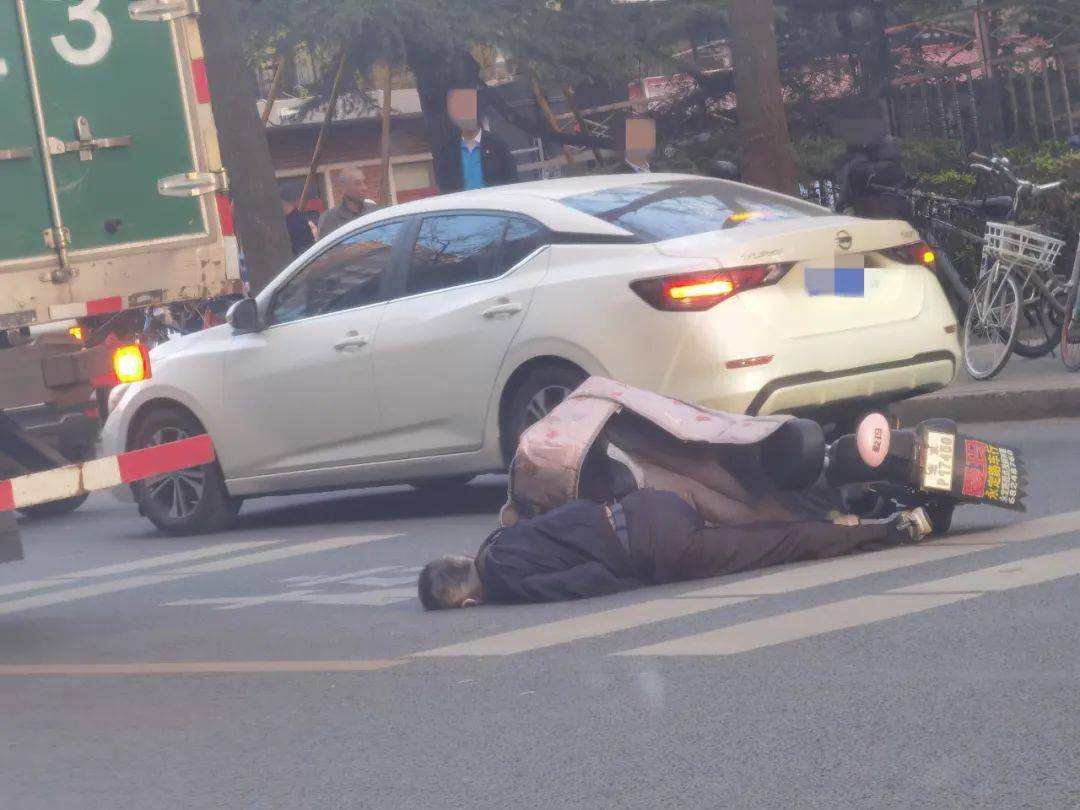 震惊！老人骑车捎人遇车祸，责任归属引热议！