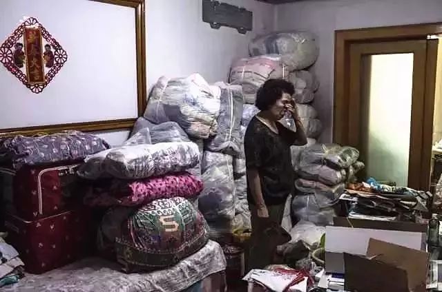 震惊！老人住3600万豪宅拾荒 邻居被逼卖房背后真相曝光
