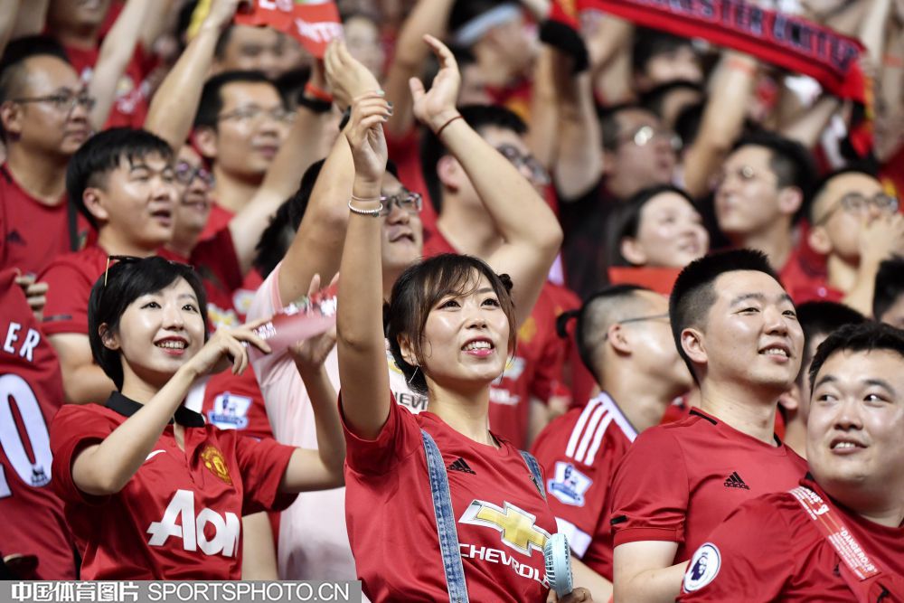 曼联亚洲行第二站3-1战胜中国香港队！红魔火力全开，球迷沸腾！